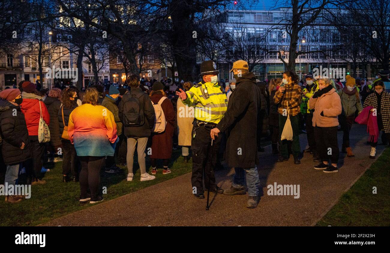 Brighton Royaume-Uni 13 mars 2021 - la police commence à déplacer des personnes tandis que des centaines prennent part à une veillée aux chandelles pour le meurtre de la victime Sarah Everard à Brighton ce soir. Récupérer ces rues les manifestants se sont rassemblés dans les jardins de la vallée de Brighton pour prendre part à la veille avant que la police ne commence à les déplacer après environ une demi-heure : Credit Simon Dack / Alay Live News Banque D'Images