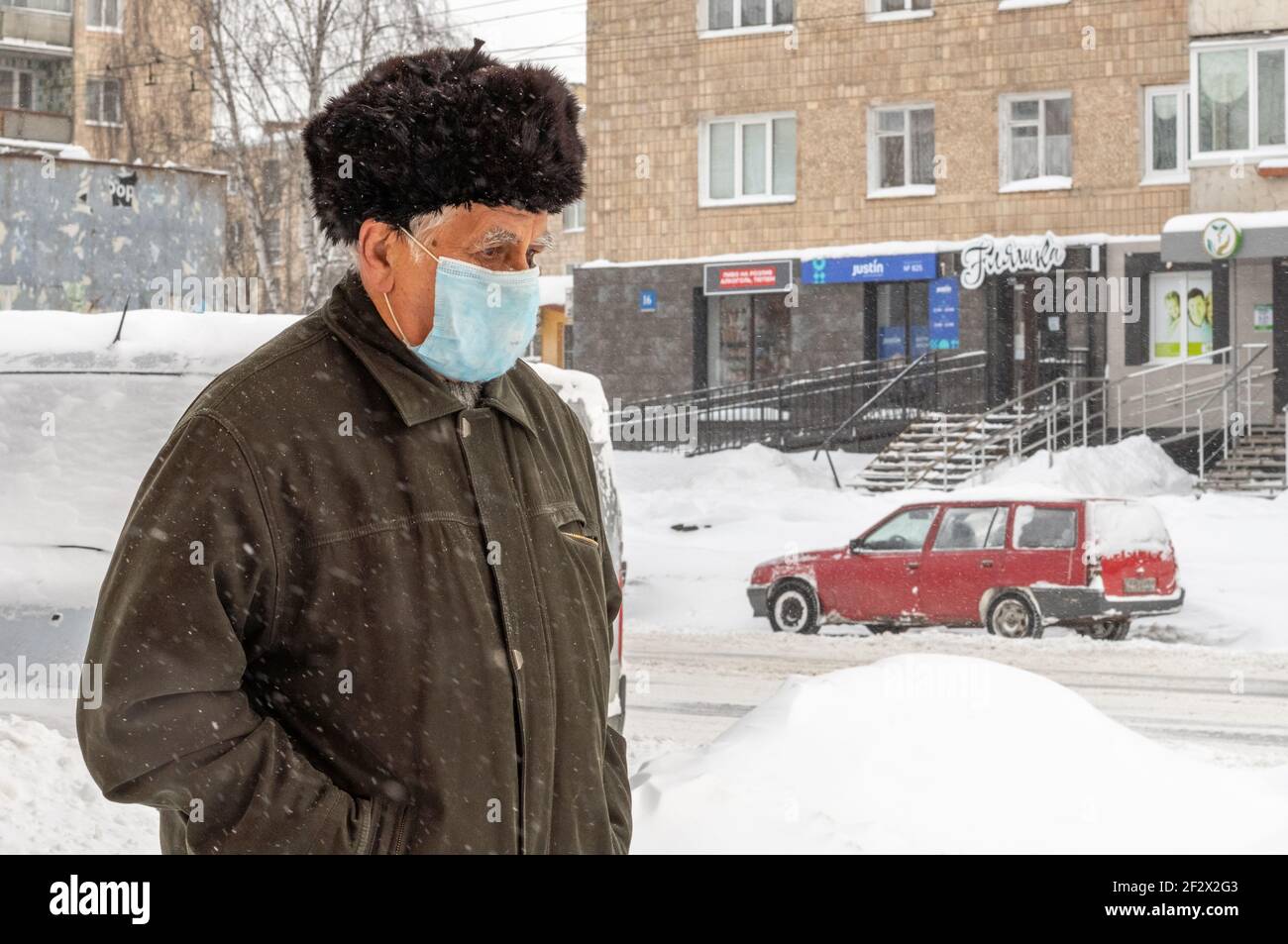 Lutsk, Ukraine - février 12,2020 : protection de la santé, prévention des épidémies virales pendant les maladies infectieuses dans la ville. Homme portant un masque facial en public Banque D'Images