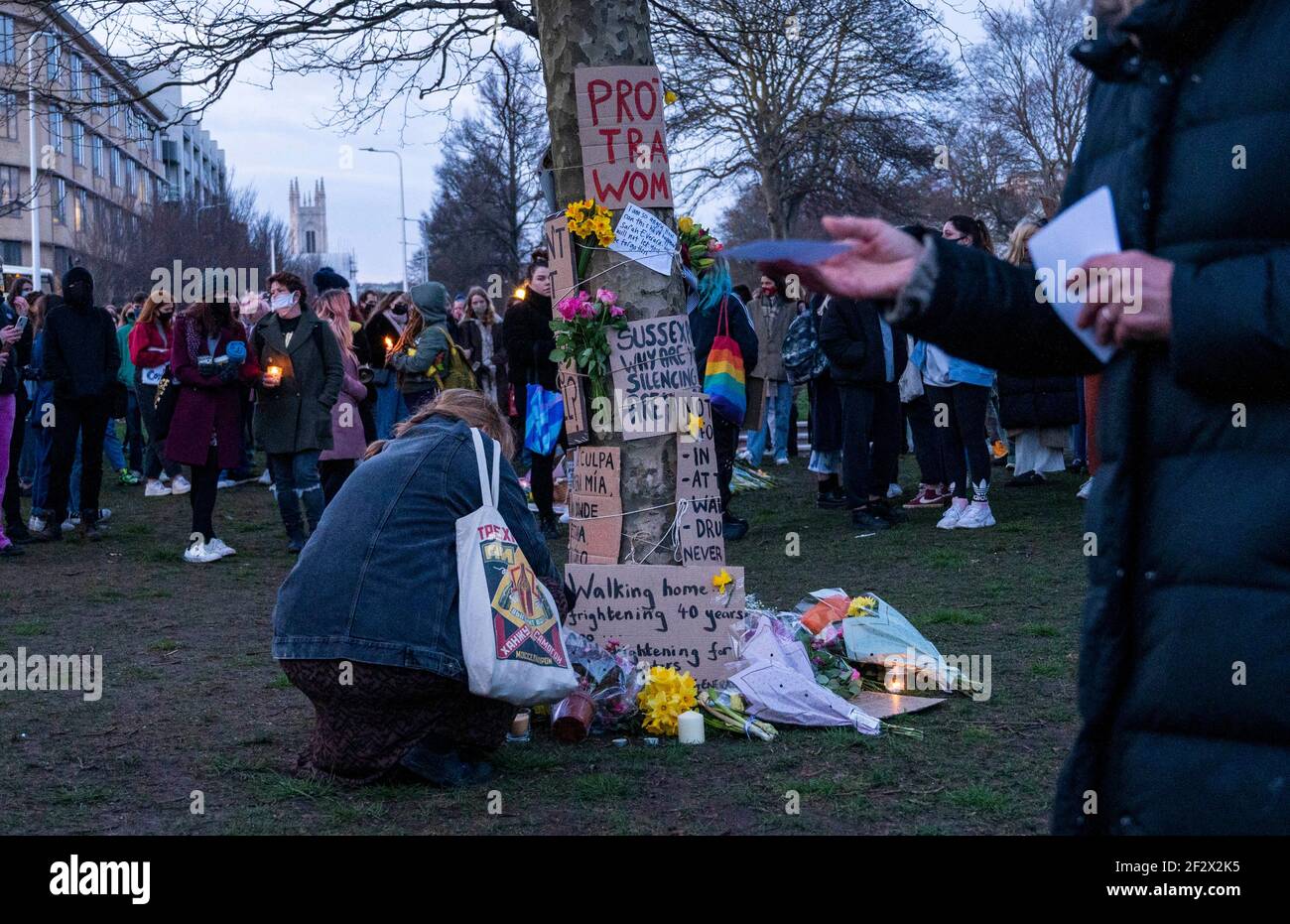 Brighton Royaume-Uni 13 mars 2021 - des centaines de personnes prennent part à une veillée aux chandelles pour le meurtre de la victime Sarah Everard à Brighton ce soir. Récupérer ces rues les manifestants se sont rassemblés dans les jardins de la vallée de Brighton pour prendre part à la veille avant que la police ne commence à les déplacer après environ une demi-heure : Credit Simon Dack / Alay Live News Banque D'Images