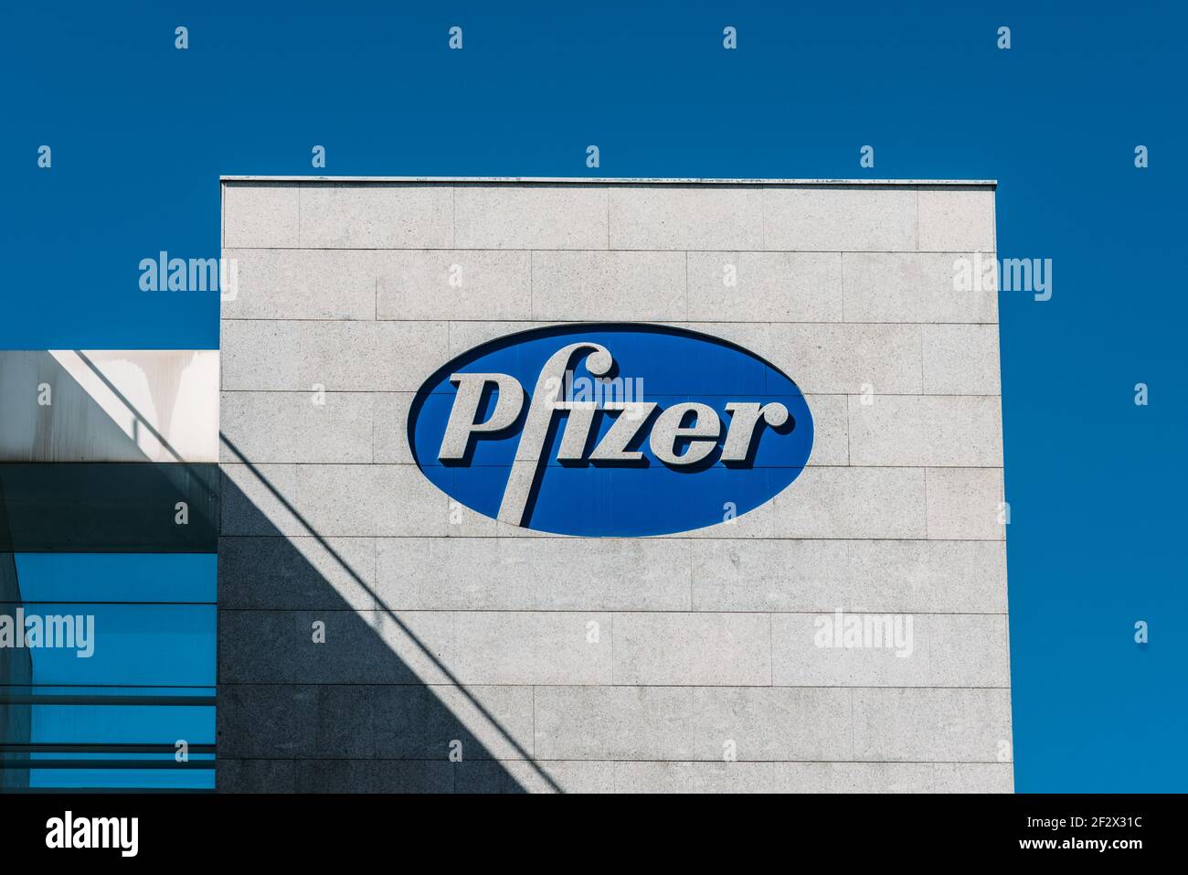 Madrid, Espagne - 13 mars 2021 : logo Pfizer sur le bâtiment Pfizer. Pfizer est une société pharmaceutique américaine Banque D'Images