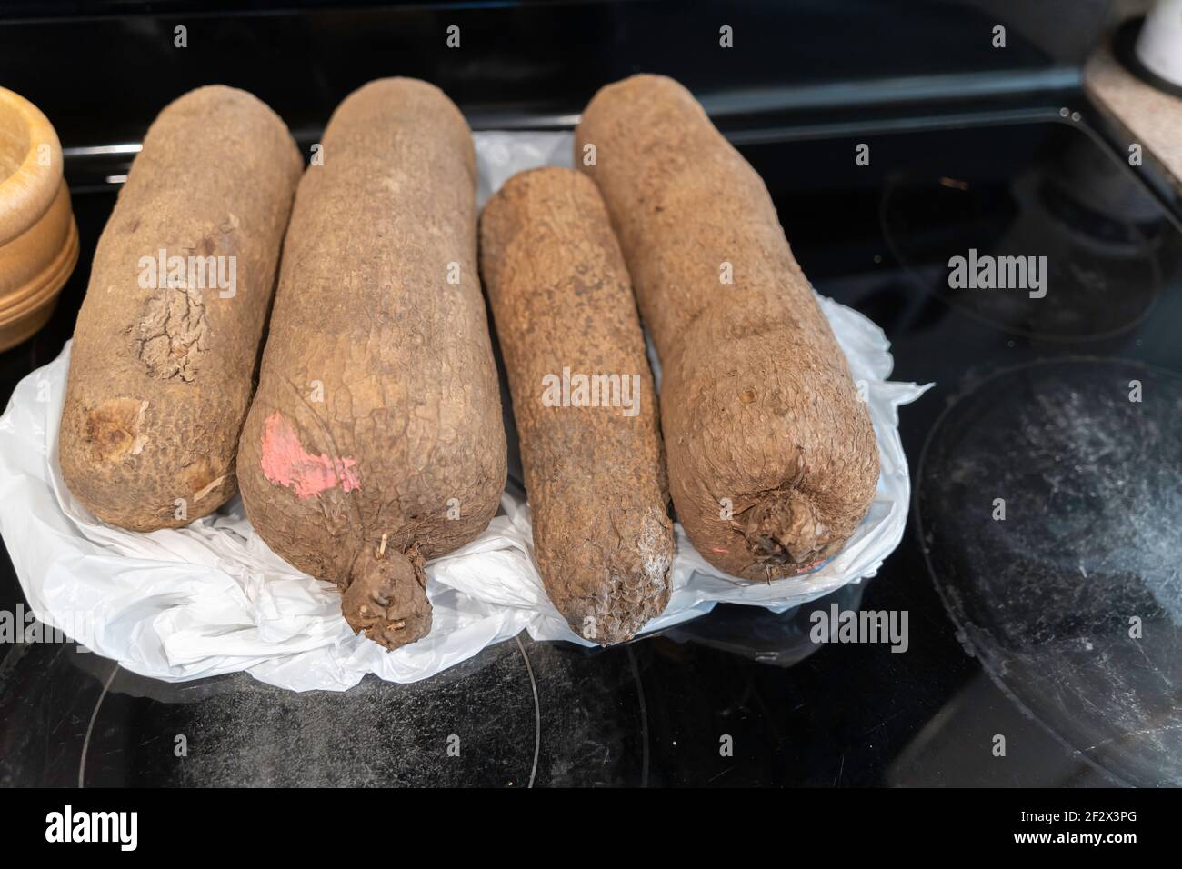 Pile de tubercules yam d'Afrique nigériane dans une cuisine Banque D'Images