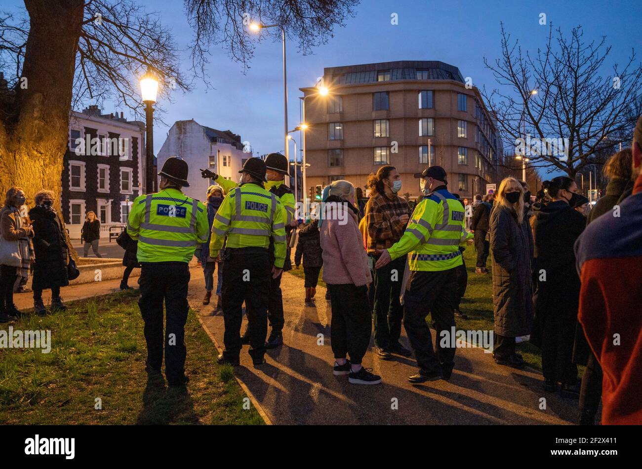 Brighton Royaume-Uni 13 mars 2021 - la police commence à déplacer des personnes tandis que des centaines prennent part à une veillée aux chandelles pour le meurtre de la victime Sarah Everard à Brighton ce soir. Récupérer ces rues les manifestants se sont rassemblés dans les jardins de la vallée de Brighton pour prendre part à la veille avant que la police ne commence à les déplacer après environ une demi-heure : Credit Simon Dack / Alay Live News Banque D'Images