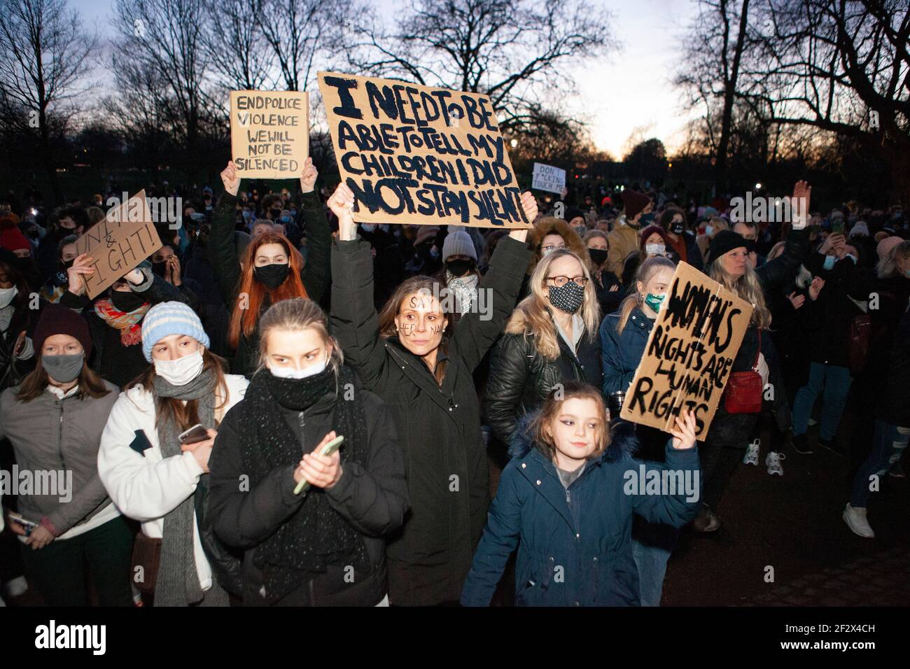 Londres, Royaume-Uni, 13 mars 2021 : malgré les avertissements de la police métropolitaine, des centaines de personnes se sont rassemblées sur Clapham Common au kiosque pour vigile de la femme assassinée Sarah Everard et pour protester plus généralement contre les attitudes de la police et de la société à l'égard de la violence masculine et de la liberté des femmes. Anna Watson/Alay Live News Banque D'Images