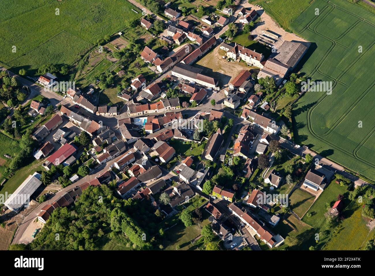 Vue aérienne du village rural de Sery, dans le département de l'Yonne, région Bourgogne-Franche-comté, France Banque D'Images