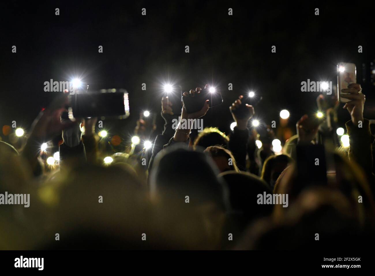 Les gens se rassemblent sur un site commémoratif du Clapham Common Bandstand, à la suite de l'enlèvement et du meurtre de Sarah Everard, à Londres, en Grande-Bretagne, le 13 mars 2021. REUTERS/Dylan Martinez Banque D'Images