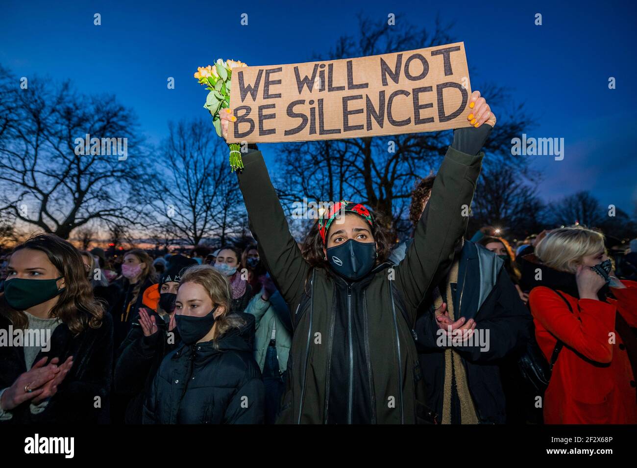 Londres, Royaume-Uni. 13 mars 2021. Les gens se rassemblent pour laisser des fleurs et des hommages pour Sarah Everard à une vigile au kiosque où prévu. Bien qu'il soit interdit par la police en vertu de règlements de Covid. Elle a disparu après 9:00 le 3 mars, quelque part entre Clapham Junction et Brixton. Crédit : Guy Bell/Alay Live News Banque D'Images
