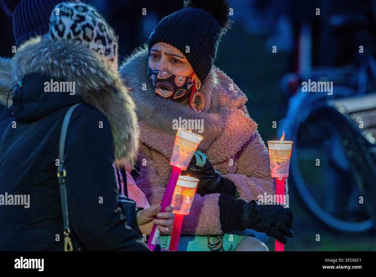 Des centaines de personnes se rassemblent sur Clapham Common au kiosque Comme une vigile pour la femme assassinée Sarah Everard - la vigile avait été interdite pour verrouillage Banque D'Images