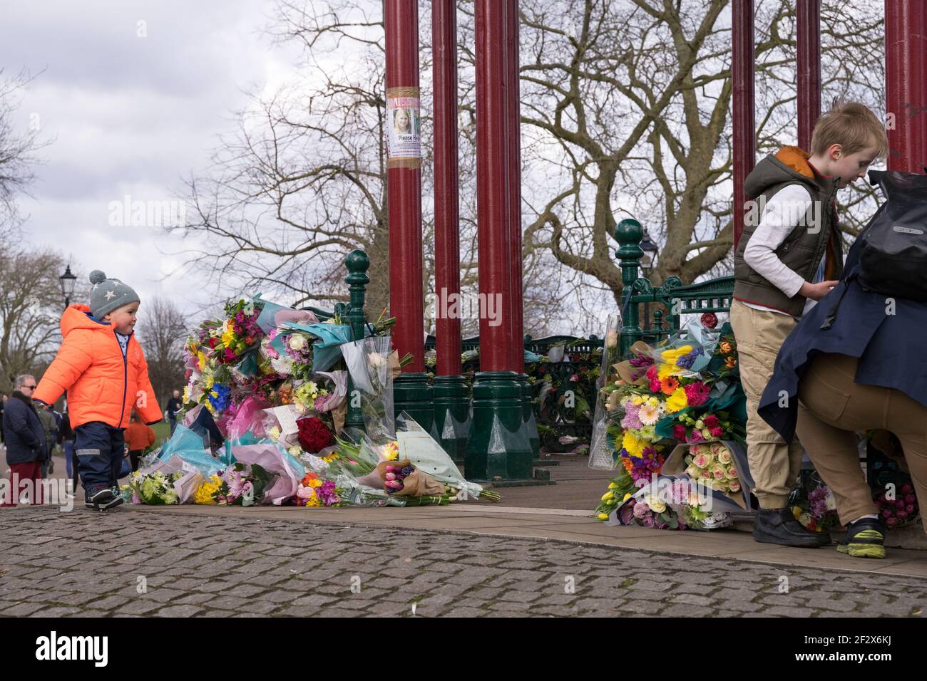 Des hommages floraux et des extournures de chagrin vus au kiosque Clapham Common à la mémoire de Sarah Everard, responsable marketing de 33 ans, assassinée Banque D'Images