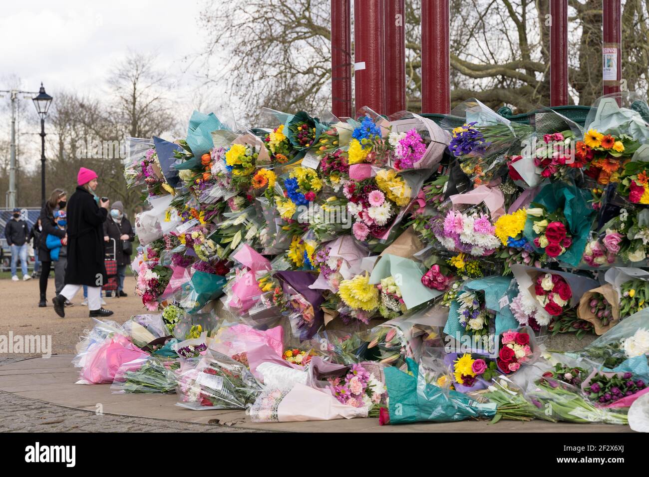 Des hommages floraux et des extournures de chagrin vus au kiosque Clapham Common à la mémoire de Sarah Everard, responsable marketing de 33 ans, assassinée Banque D'Images