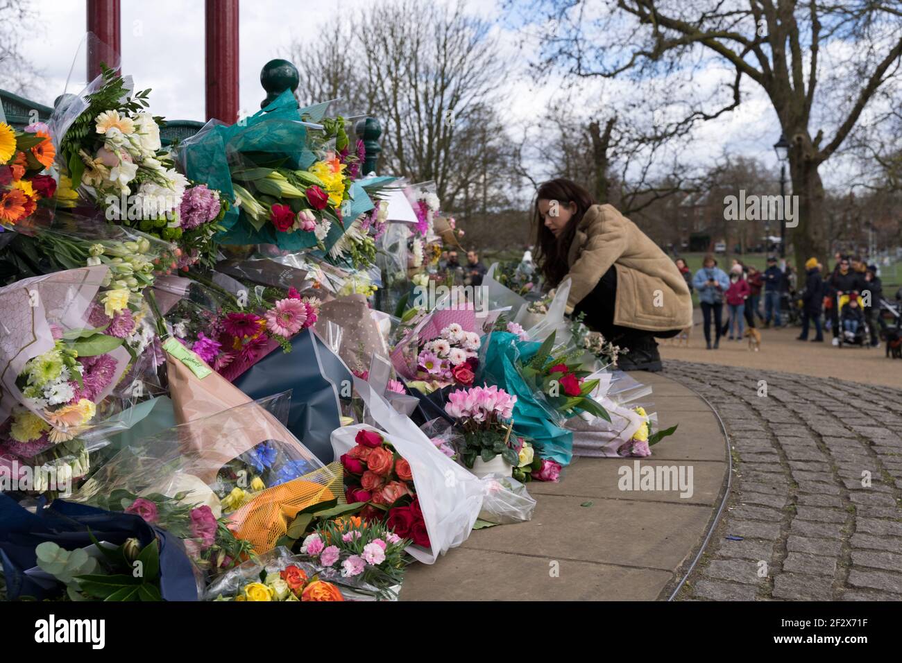 Un chouette dépose un hommage floral et une Vigile pour Sarah Everard et contre la violence masculine, Clapham Common, Londres Banque D'Images