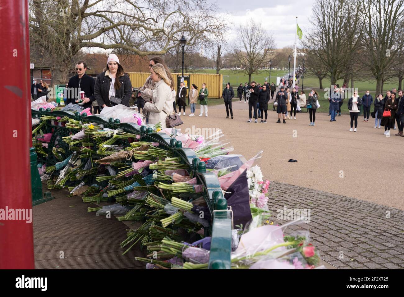 Hommages floraux au kiosque Clapham Common à la mémoire de Sarah Everard, kidnappée et assassinée , Londres, Angleterre Banque D'Images