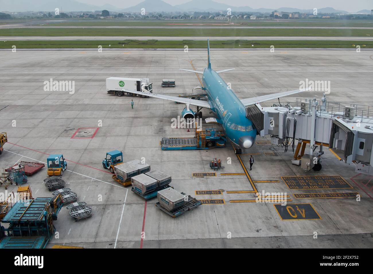 Vietnam Airlines jet à la porte de l'aéroport international de Noi Bai, Hanoi, Vietnam Banque D'Images