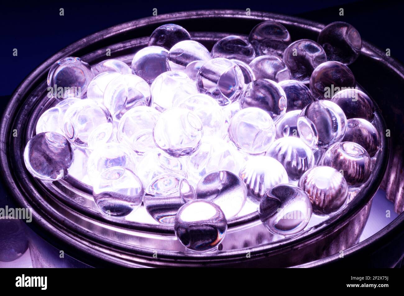 Caviar gris avec rétroéclairage violet et anneaux argentés anciens Banque D'Images