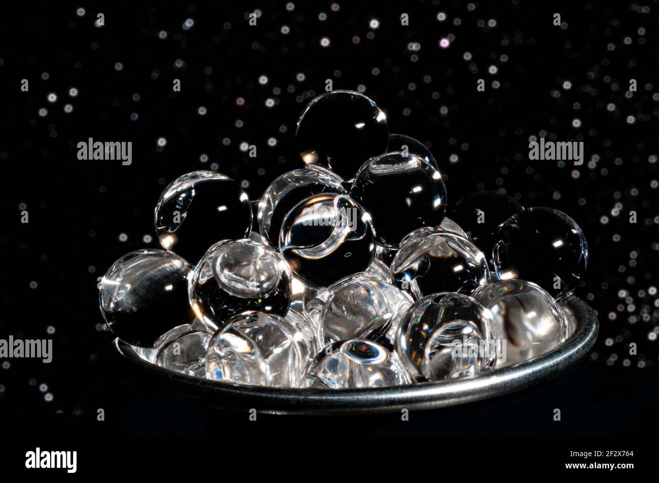 Perles de caviar grises dans la tasse d'argent à l'extérieur espace Banque D'Images
