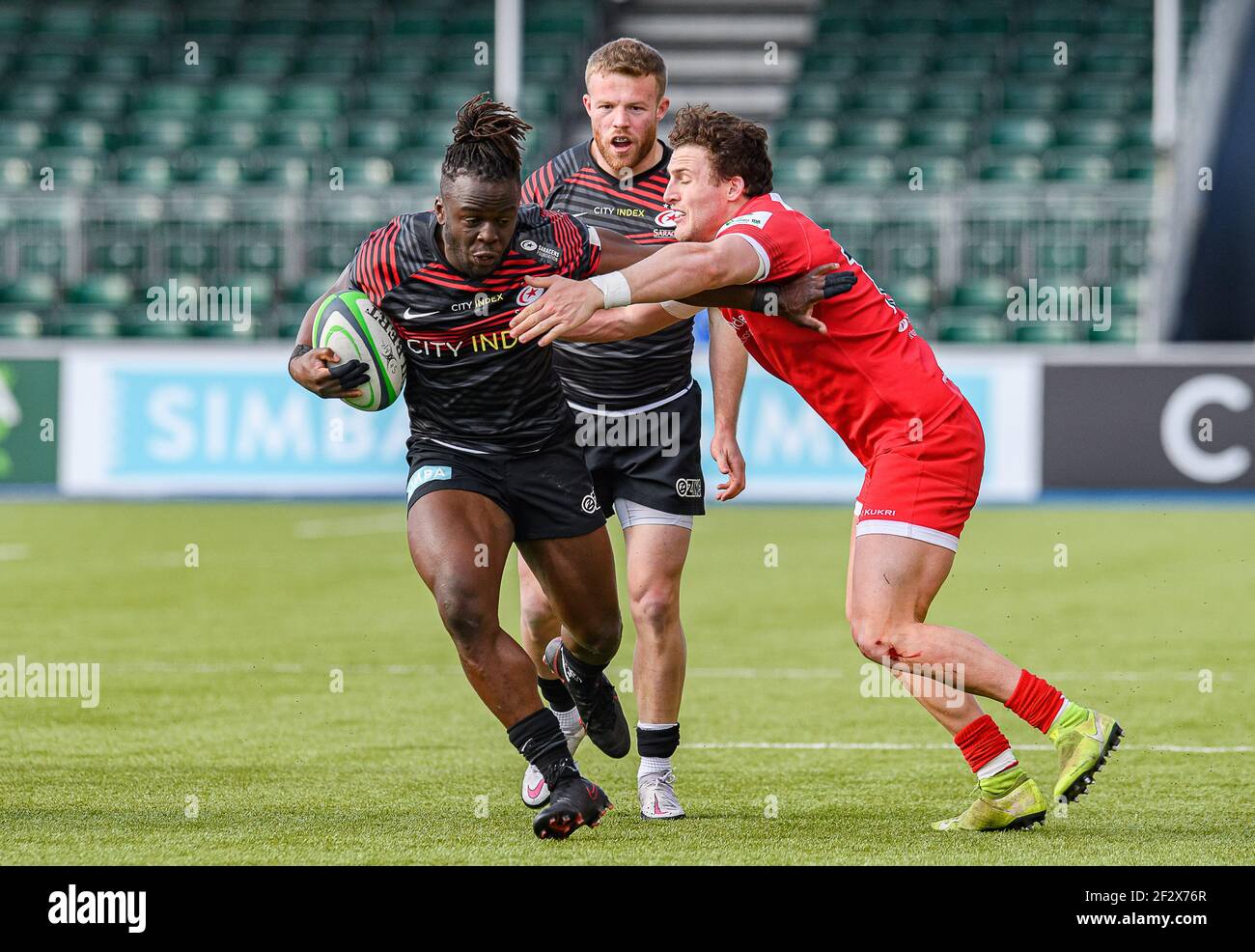 LONDRES, ROYAUME-UNI. 13 mars 2021. Rotimi Segun de Saracens (à gauche) est affronté lors du match de rugby de Greene King IPA Championship entre Saracens et Jersey Reds au stade de Stonex, le samedi 13 mars 2021. LONDRES, ANGLETERRE. Credit: Taka G Wu/Alay Live News Banque D'Images