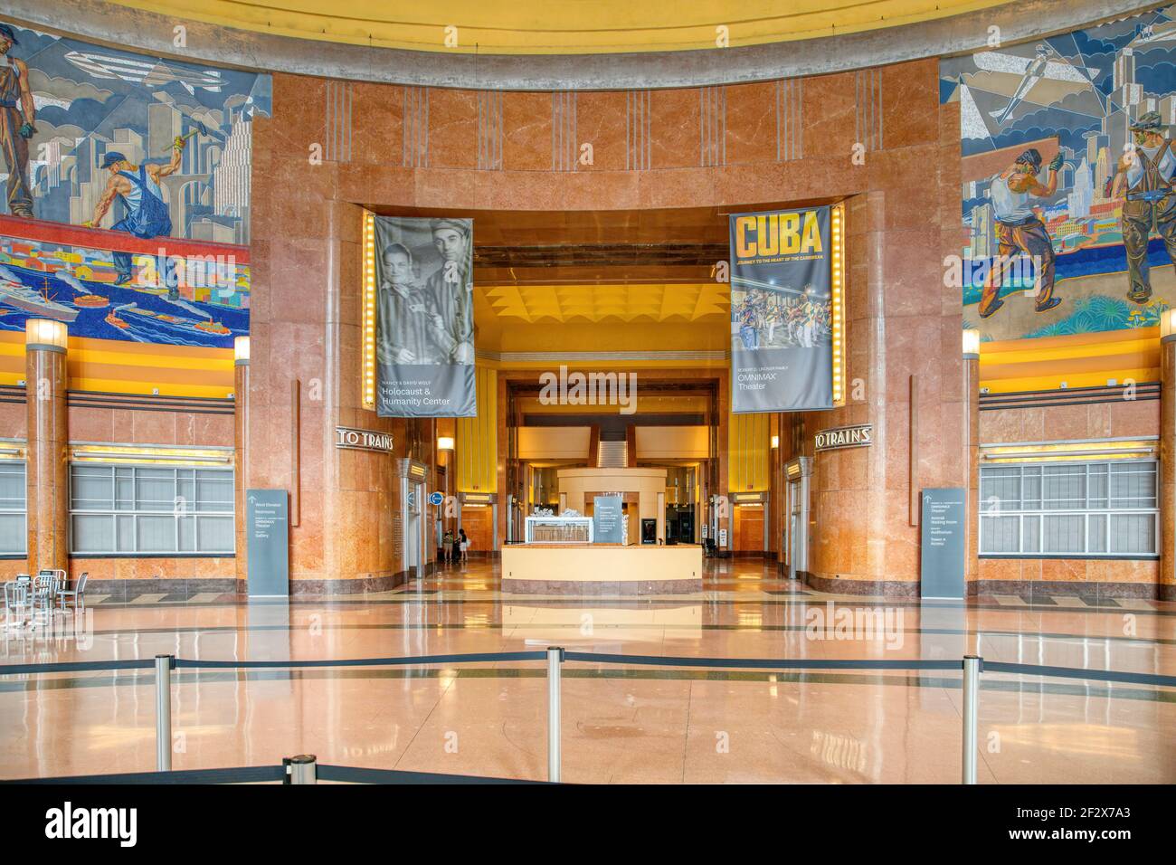 Le terminal de Cincinnati Union a autrefois desservi cinq chemins de fer ; le point de repère art déco est maintenant principalement un espace de musée, avec des départs Amtrak de seulement 3 nuits par semaine. Banque D'Images