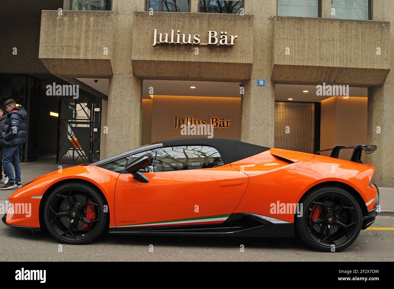 Suisse : une Lamborghini orange devant la banque Julius Bär à Bahnhofsstrasse, dans la ville de Zurich Banque D'Images