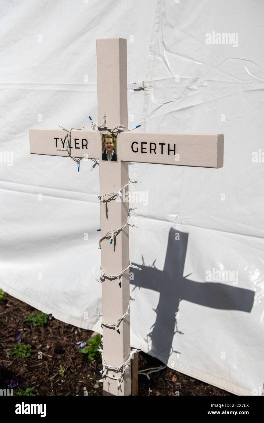 Louisville Etats Unis 13 Mars 21 Un Memorial Pour Tyler Greth Un Photographe Local Tue Au Cours D Un Evenement En Juin Est Vu Au Parc Jefferson Square Le 13 Mars 21 A L Occasion