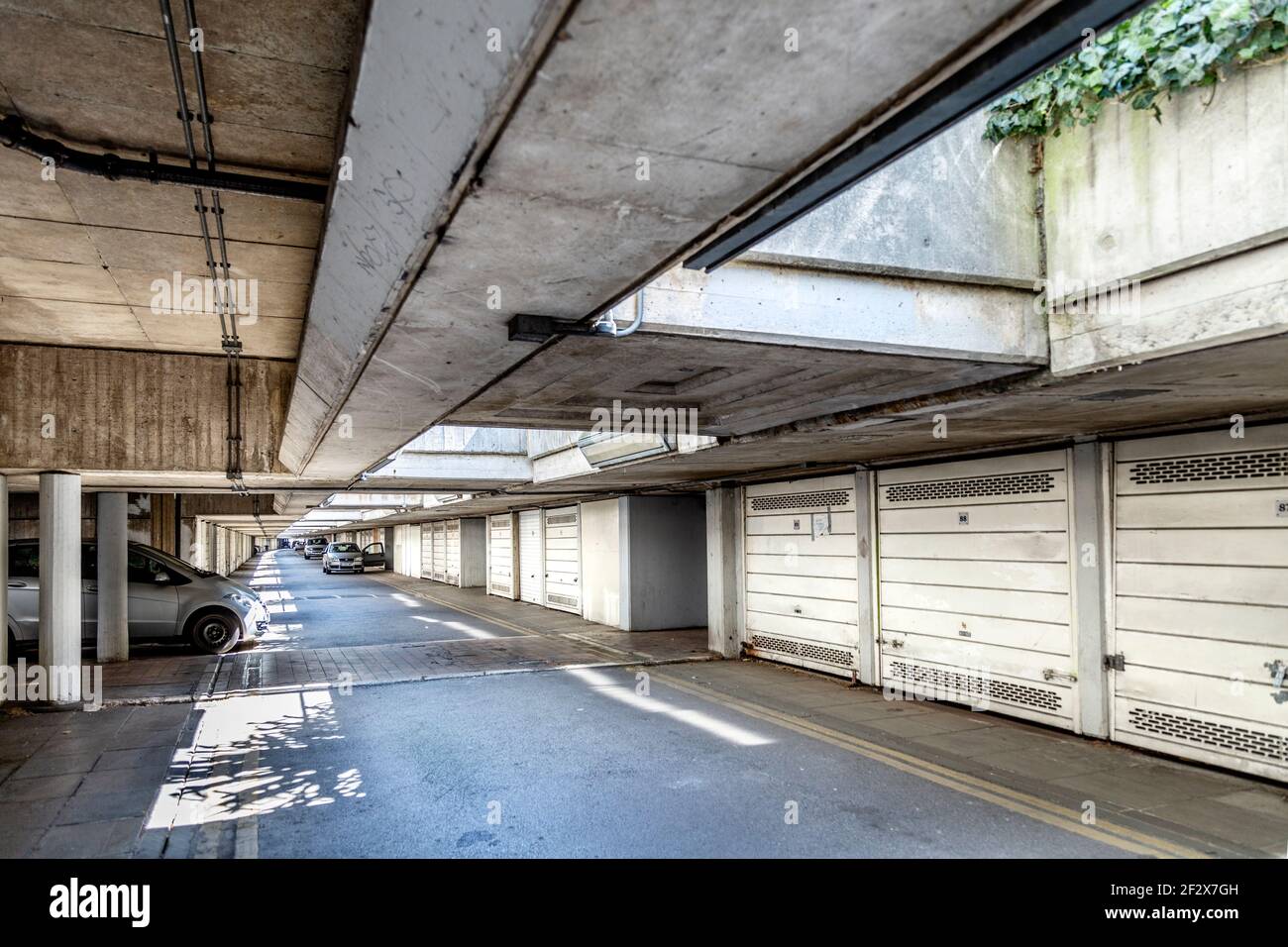 Garage et parking dans les bâtiments et la passerelle de style brutaliste Alexandra Road Estate à Swiss Cottage, Londres, Royaume-Uni Banque D'Images