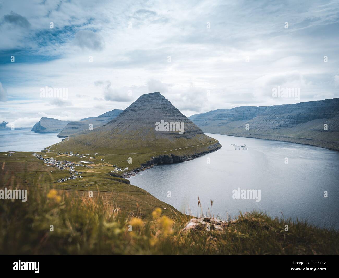 Îles Féroé vue panoramique de Kap Enniberg au petit village de Vidareidi, ses fjords, l'île de Kunoy et les montagnes Banque D'Images