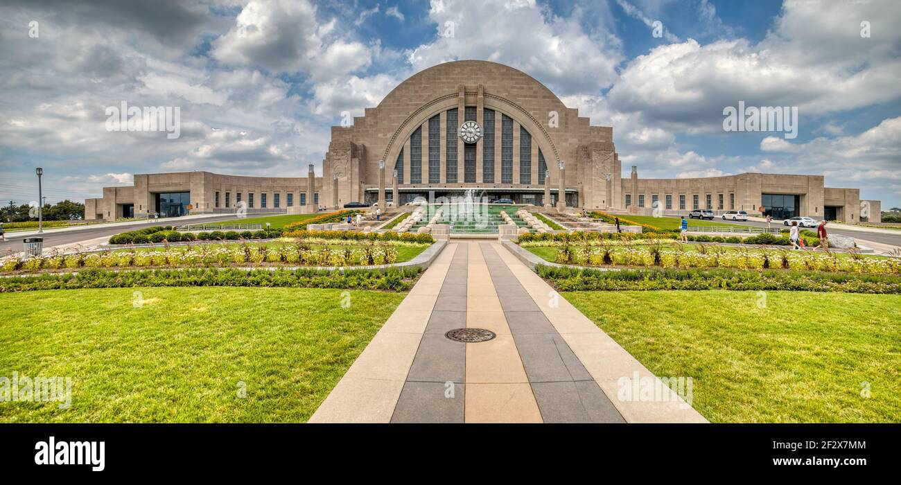 Le terminal de Cincinnati Union a autrefois desservi cinq chemins de fer ; le point de repère art déco est maintenant principalement un espace de musée, avec des départs Amtrak de seulement 3 nuits par semaine. Banque D'Images