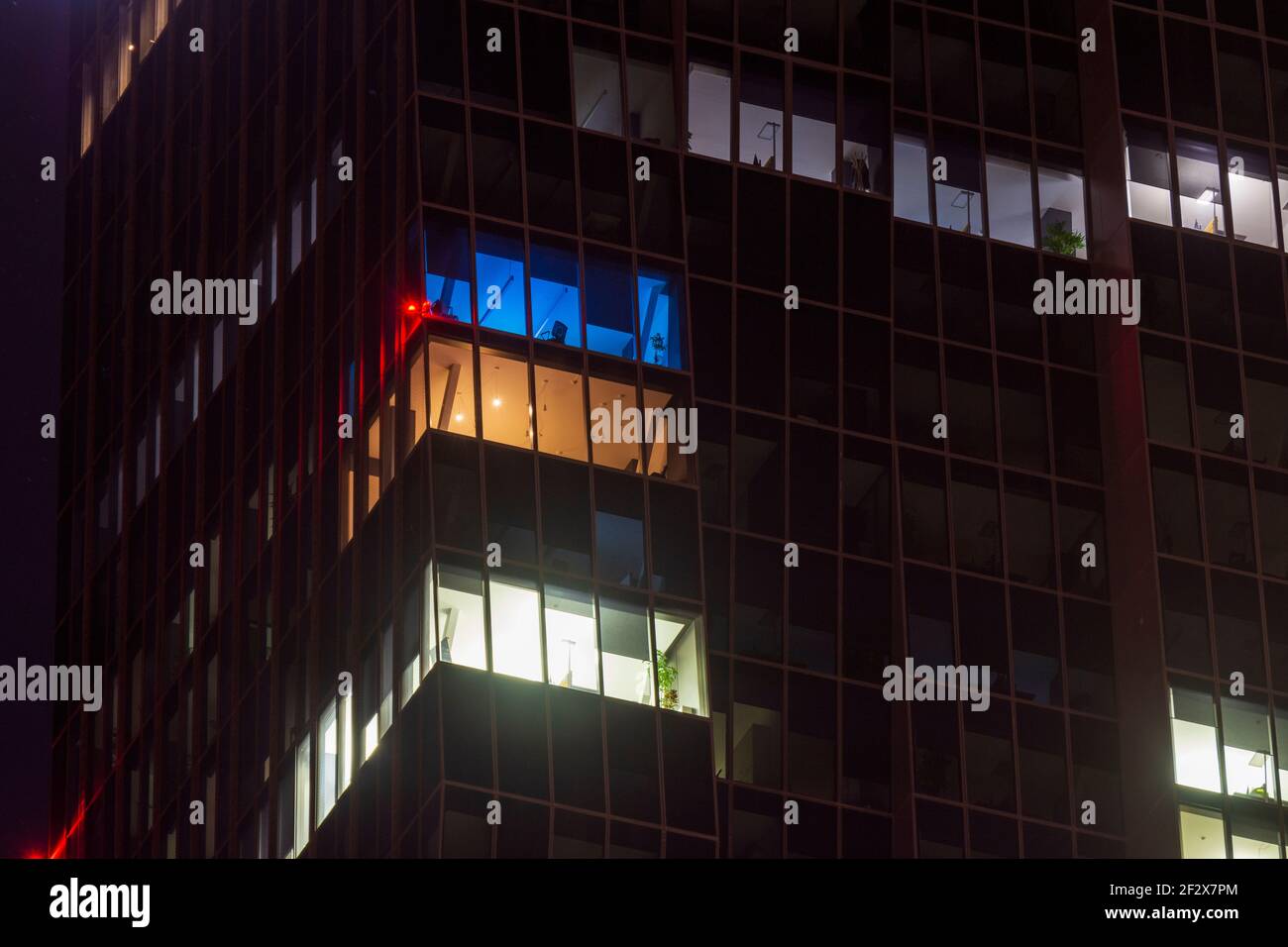 Wien, Vienne: immeuble de bureaux, bureaux éclairés, nuit, tour de haute DC 1 en 22. Donaustadt, Wien, Autriche Banque D'Images