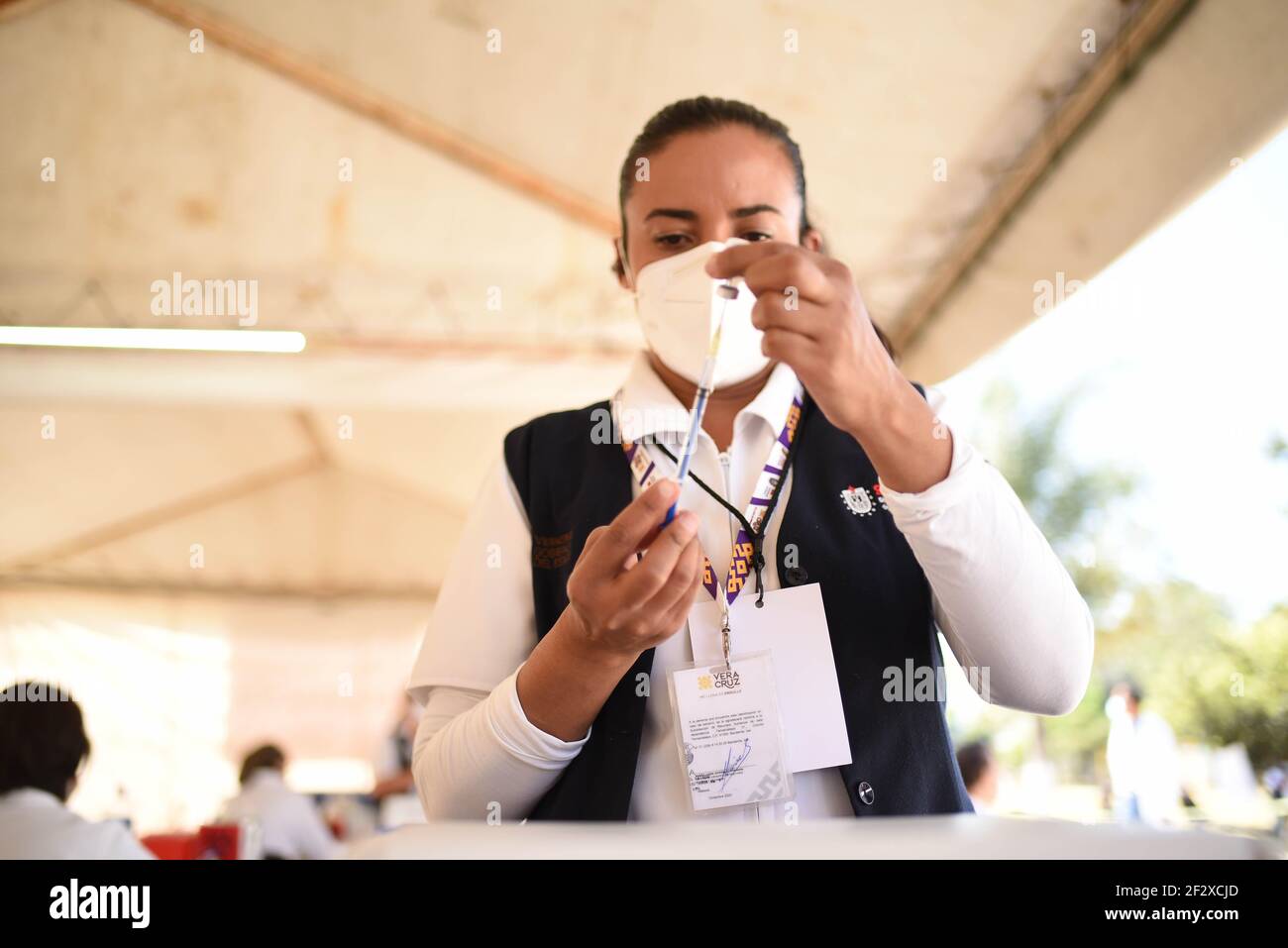 Xalapa, Mexique. 13 mars 2021 : des milliers d'adultes âgés ont reçu le vaccin COVID-19 dans la ville de Xalapa. Dès le début, ils ont fait des lignes et pour leur application ils ont été assainis et ont fait des exercices d'activation du corps. Credit: Hector Adolfo Quintanar Perez/ZUMA Wire/Alay Live News Banque D'Images