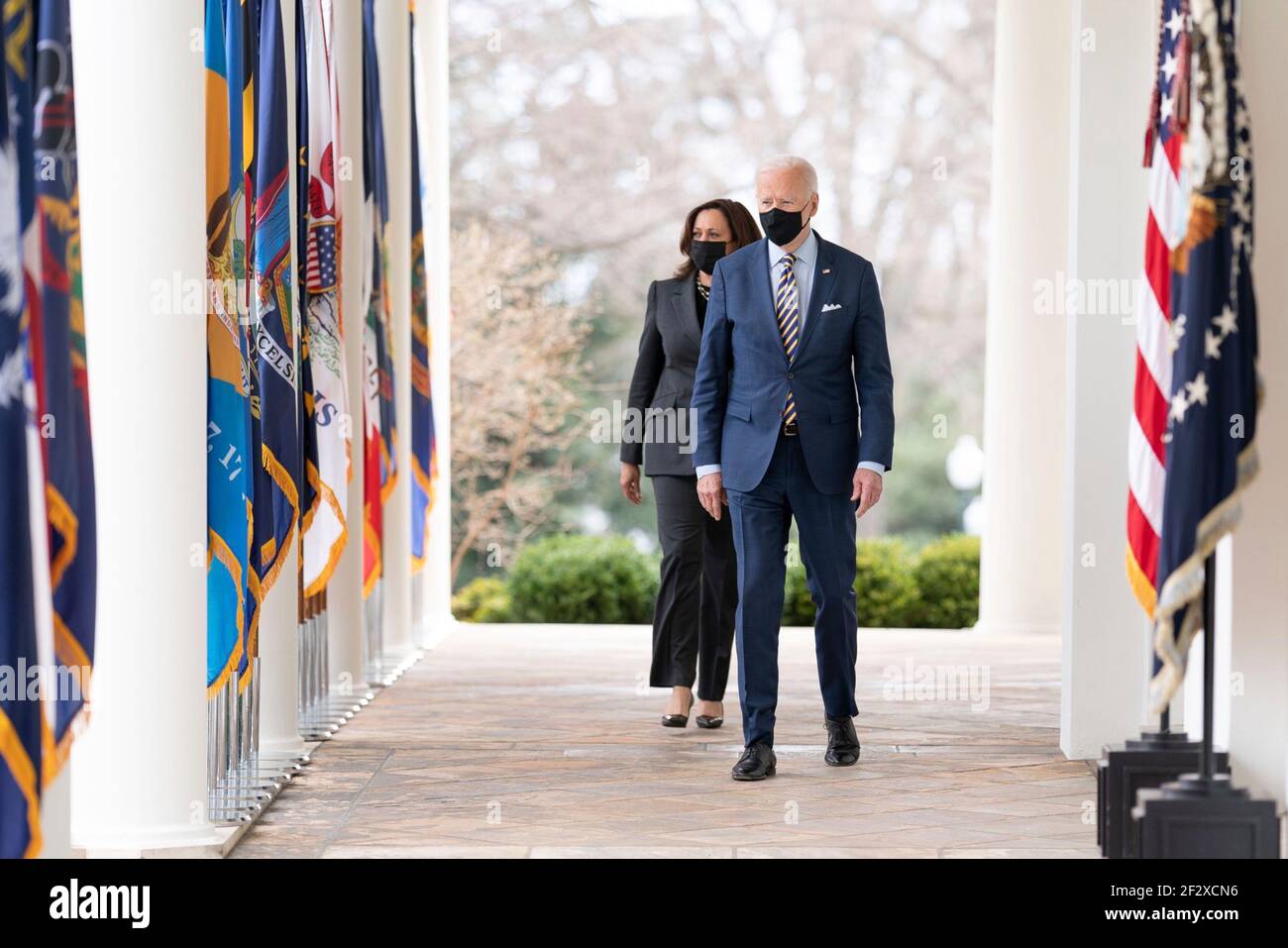Washington, États-Unis d'Amérique. 12 mars 2021. Le président américain Joe Biden et le vice-président Kamala Harris, descendent la Colonnade sur leur chemin pour annoncer le plan de sauvetage américain au Rose Garden de la Maison Blanche le 12 mars 2021 à Washington, DC Credit: Planetpix/Alay Live News Banque D'Images
