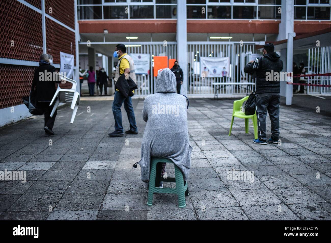 Xalapa, Mexique. 13 mars 2021 : des milliers d'adultes âgés ont reçu le vaccin COVID-19 dans la ville de Xalapa. Dès le début, ils ont fait des lignes et pour leur application ils ont été assainis et ont fait des exercices d'activation du corps. Credit: Hector Adolfo Quintanar Perez/ZUMA Wire/Alay Live News Banque D'Images