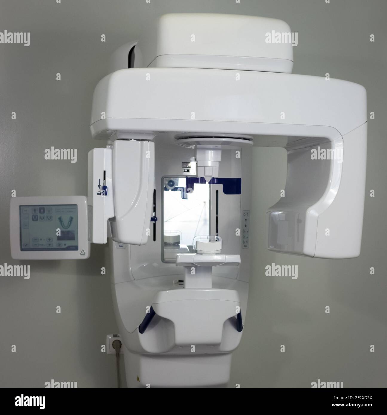 Tomographie numérique dentaire rayons X dents création d'une image panoramique des dents diagnostic dentaire professionnel. Acquisition céphalimétrique Orthopantomographie Banque D'Images