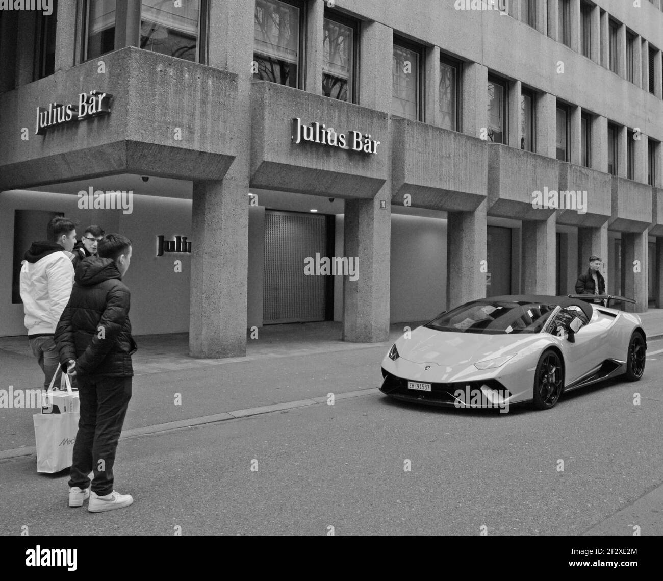 Suisse : une Lamborghini orange devant la banque Julius Bär à Bahnhofsstrasse, dans la ville de Zurich Banque D'Images