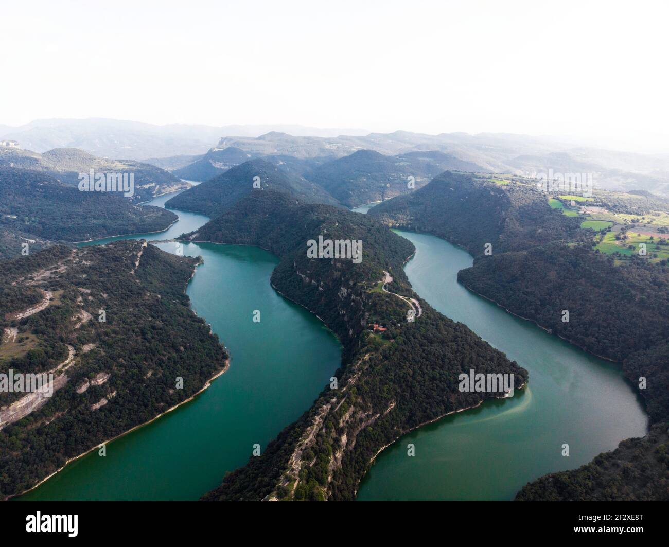 Panorama aérien au monastère cloître de Sant Pere de Casserres isolé église sur la colline à Ter River Bend les Masies de Roda Osona Catalogne Espagne Europe Banque D'Images