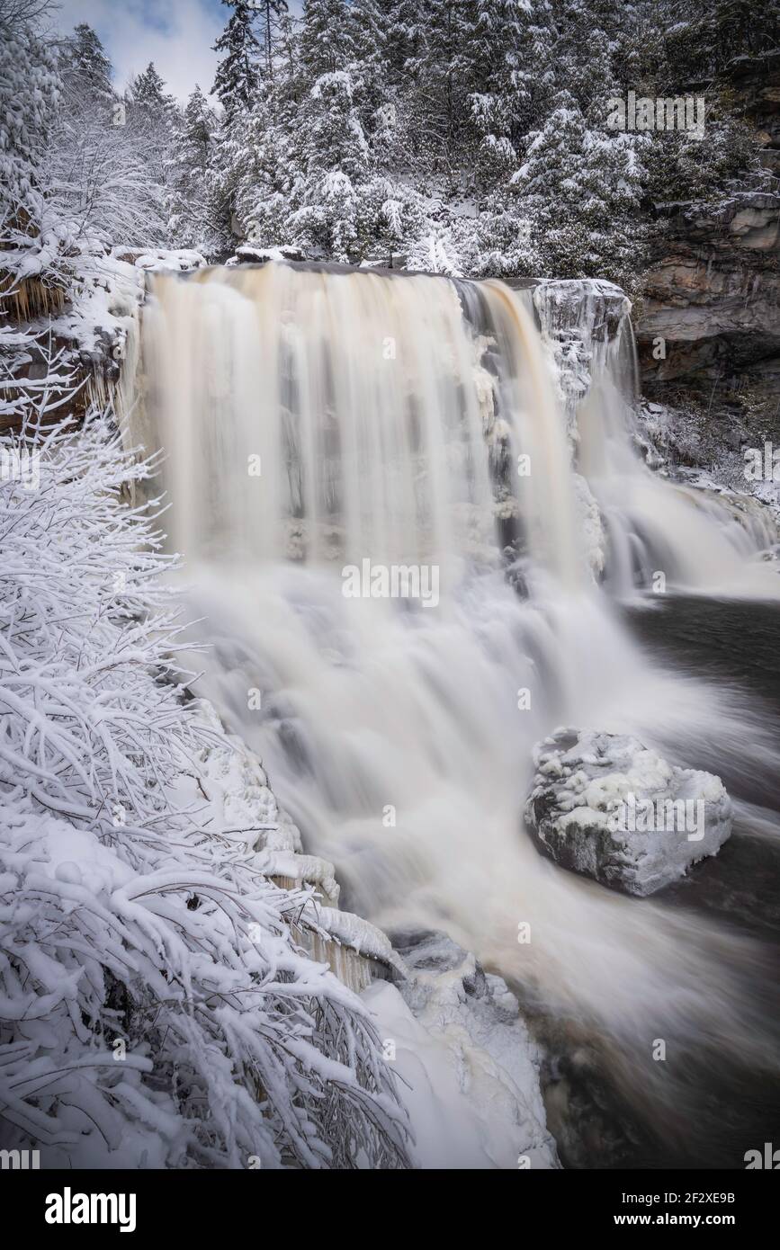L'eau couleur cuivre des chutes Blackwater à Davis, en Virginie occidentale, en hiver. Banque D'Images