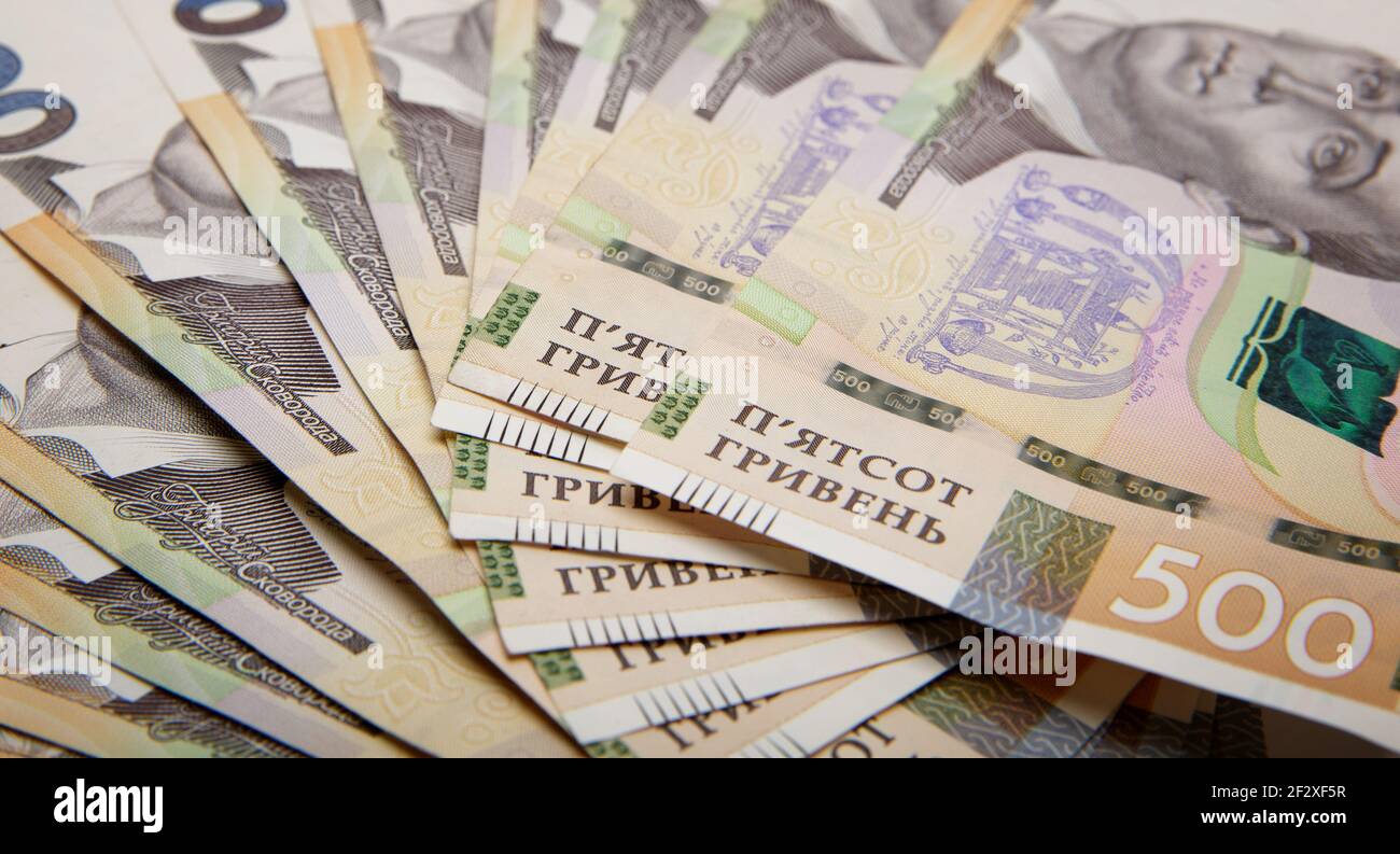 Une grosse somme d'argent en monnaie ukrainienne facture cinq cents hryvnias Banque D'Images
