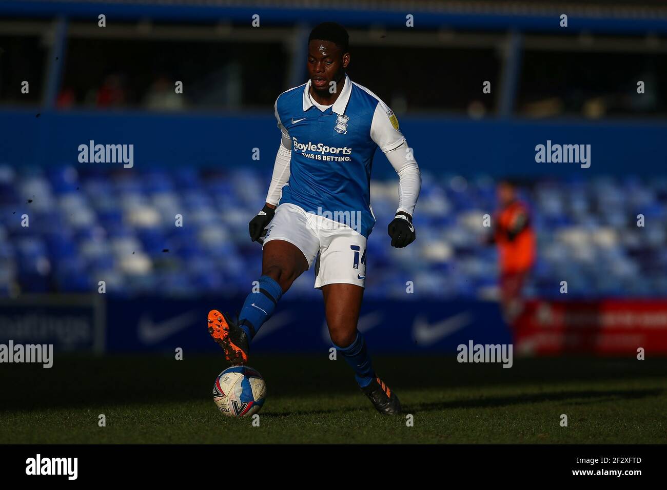 Birmingham, Royaume-Uni. 13 mars 2021. Jonathan Leko #14 de Birmingham City contrôle la balle dans le soleil de fin d'après-midi à Birmingham, Royaume-Uni le 3/13/2021. (Photo de Simon Bissett/News Images/Sipa USA) crédit: SIPA USA/Alay Live News Banque D'Images