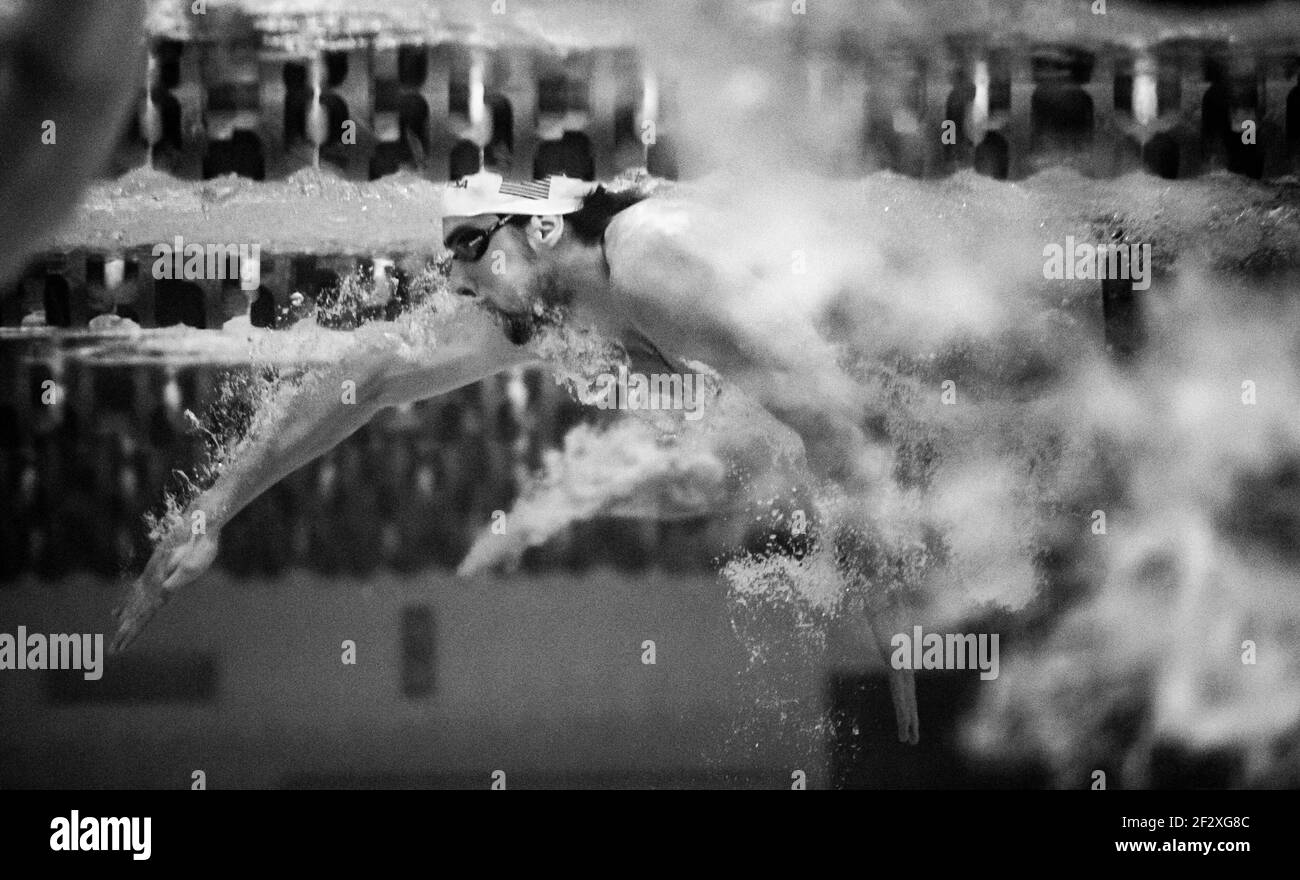 Vue sous-marine de Michael Phelps nageant lors d'une réunion de natation. Banque D'Images