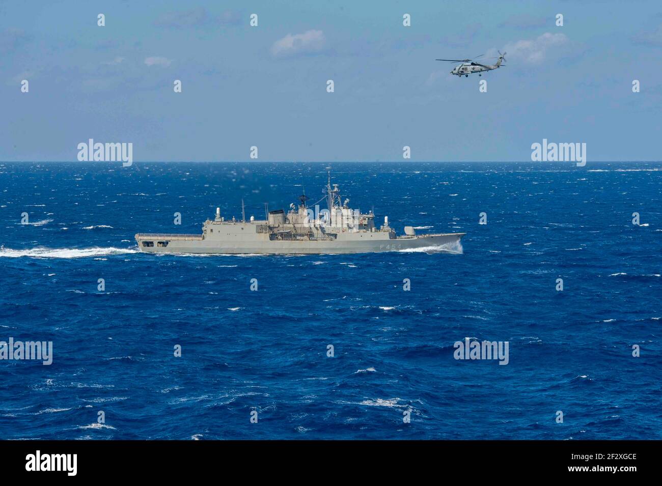 La frégate HS Psaraa de la marine grecque transite la mer Méditerranée en formation avec le porte-avions USS Dwight D. Eisenhower Carrier Strike Group de la Marine américaine le 11 mars 2021 en mer Méditerranée. Banque D'Images