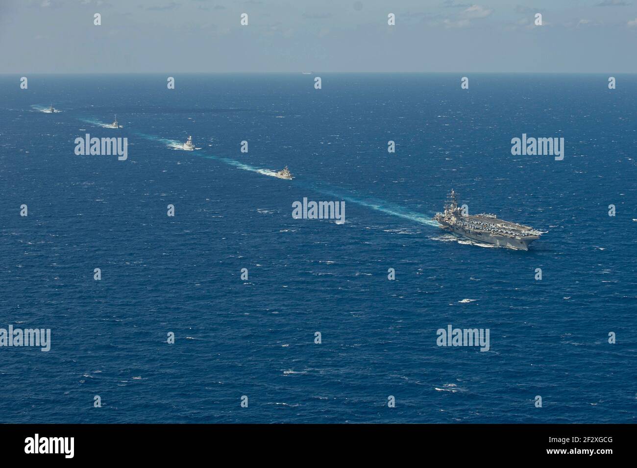 Le porte-avions USS Dwight D. Eisenhower de la Marine américaine transite la mer Méditerranée avec la frégate de classe Carlo Bergamini de la Marine italienne Virginio Fasanon et la frégate de classe Hydra de la Marine hellénique Psaraa le 11 mars 2021 en mer Méditerranée. Banque D'Images