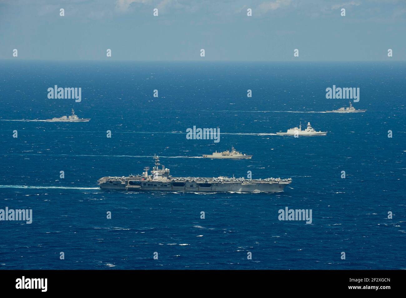 Le porte-avions USS Dwight D. Eisenhower de la Marine américaine transite la mer Méditerranée avec la frégate de classe Carlo Bergamini de la Marine italienne Virginio Fasanon, la frégate de classe Hydra de la Marine hellénique Psaraa et le destroyer de classe Arleigh-Burke USS Mitscher le 11 mars 2021 en mer Méditerranée. Banque D'Images