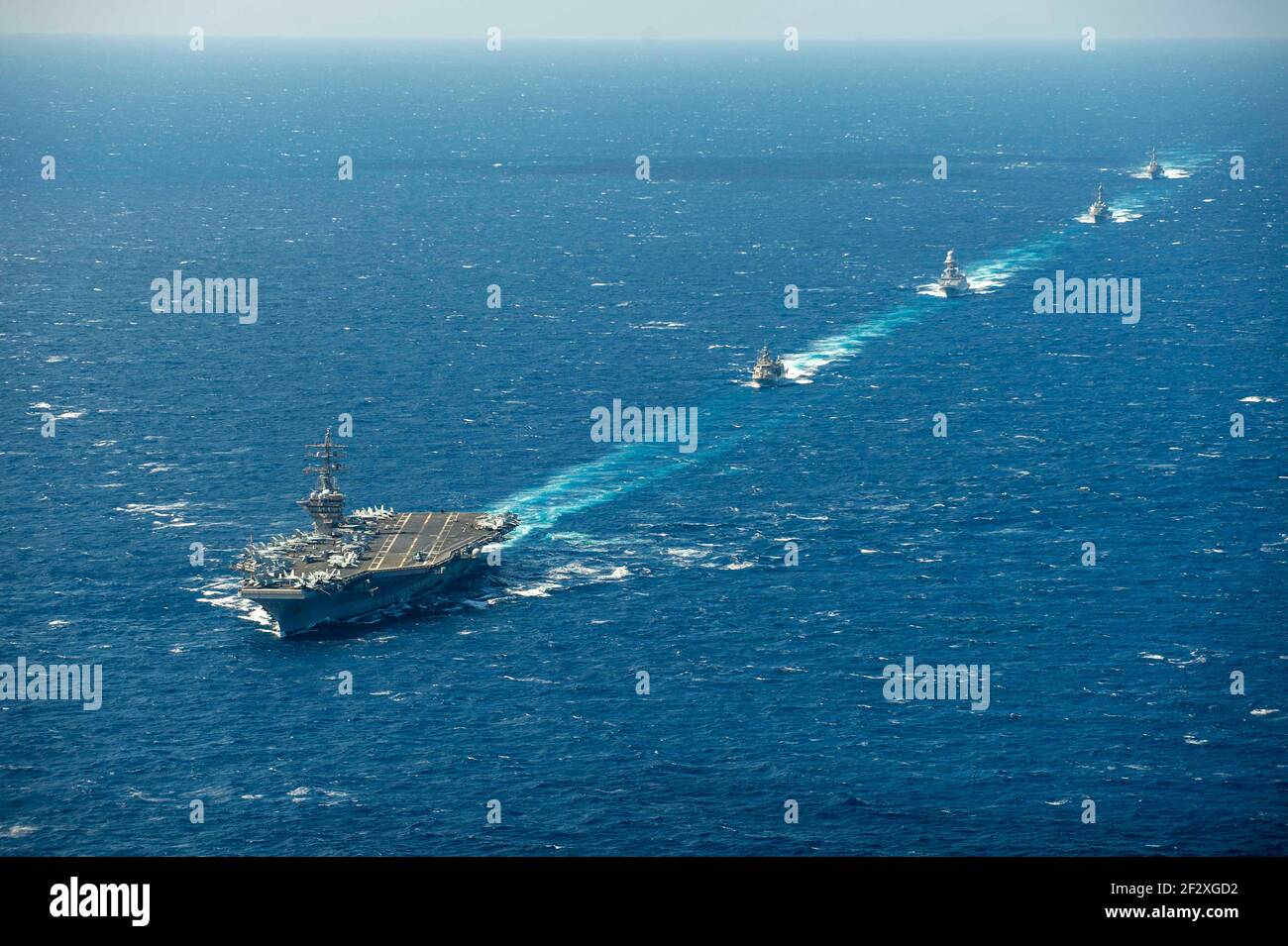 Le porte-avions USS Dwight D. Eisenhower de la Marine américaine transite la mer Méditerranée avec la frégate de classe Carlo Bergamini de la Marine italienne Virginio Fasanon et la frégate de classe Hydra de la Marine hellénique Psaraa le 11 mars 2021 en mer Méditerranée. Banque D'Images