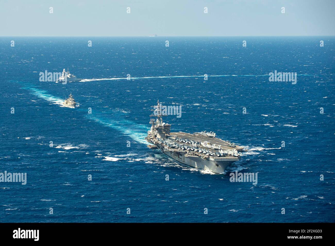 Le porte-avions USS Dwight D. Eisenhower de la Marine américaine transite la mer Méditerranée avec la frégate de classe Carlo Bergamini de la Marine italienne Virginio Fasanon et la frégate de classe Hydra de la Marine hellénique Psaraa le 11 mars 2021 en mer Méditerranée. Banque D'Images