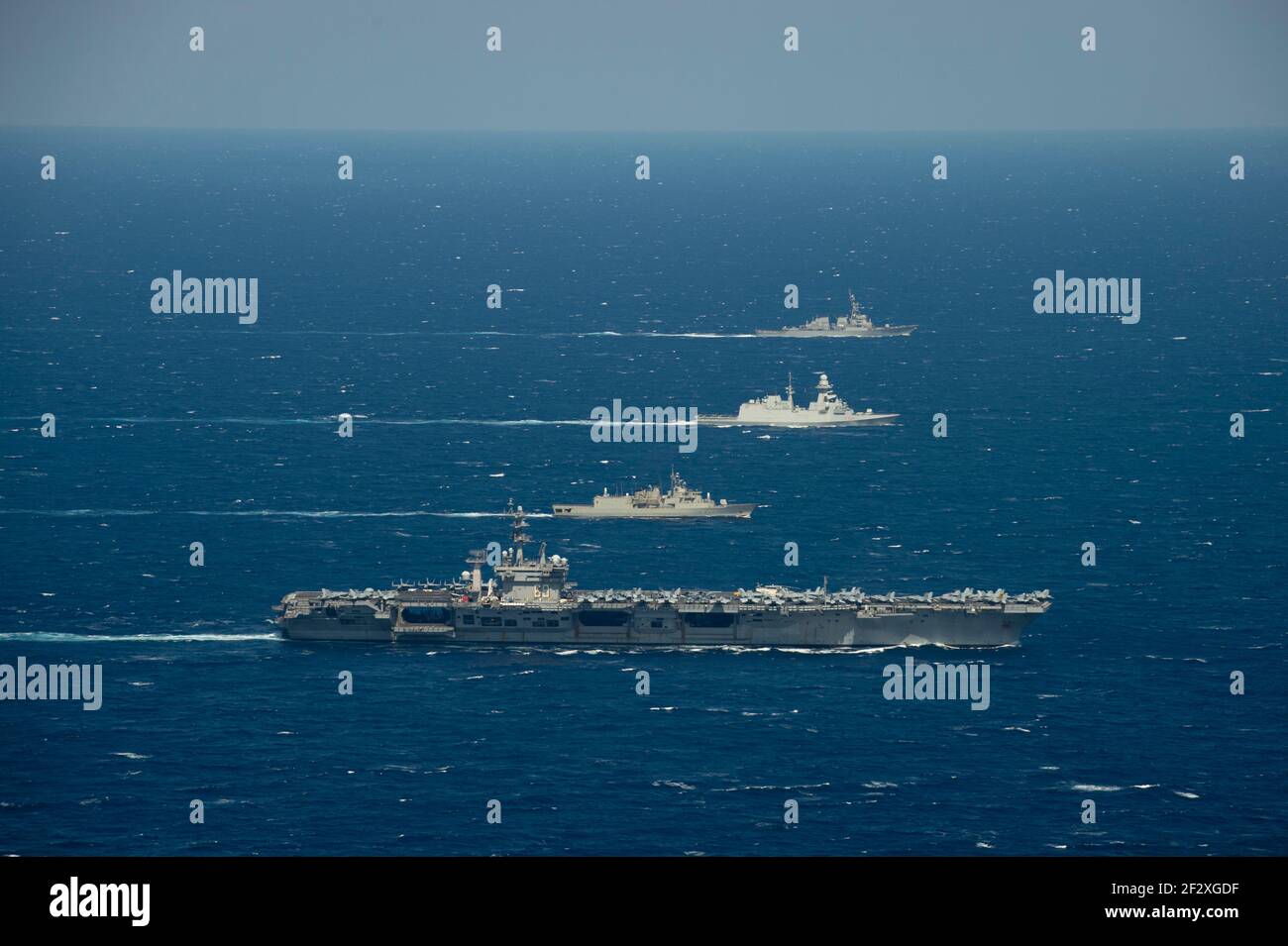 Le porte-avions USS Dwight D. Eisenhower de la Marine américaine transite la mer Méditerranée avec la frégate de classe Carlo Bergamini de la Marine italienne Virginio Fasanon, la frégate de classe Hydra de la Marine hellénique Psaraa et le destroyer de classe Arleigh-Burke USS Mitscher le 11 mars 2021 en mer Méditerranée. Banque D'Images