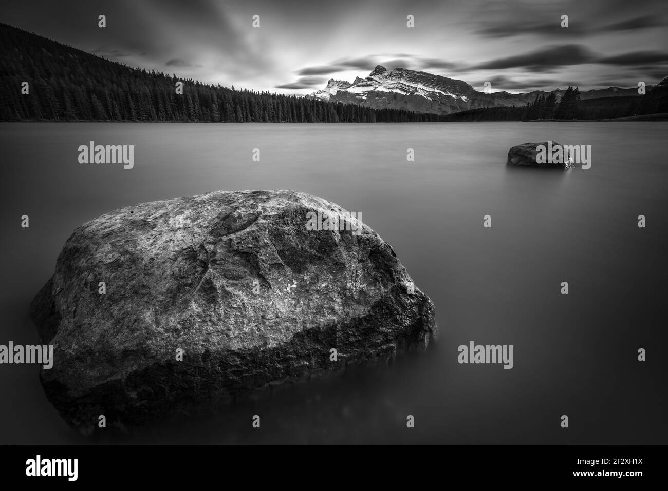Photo en noir et blanc de deux lacs Jack dans le parc national Banff avec Mt. Rundle dans la distance. Banque D'Images