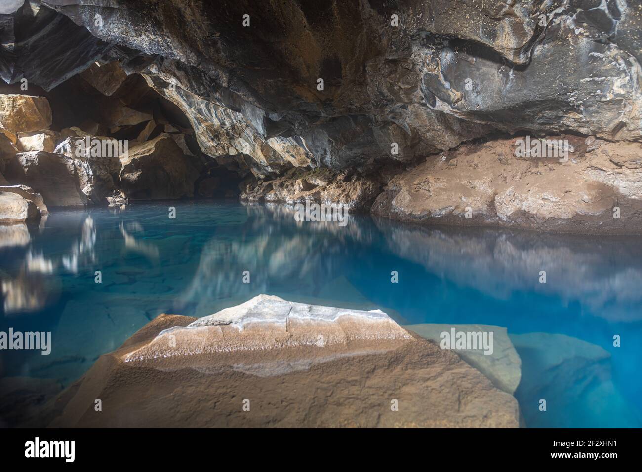 Vue sur la grotte de Grotagja en Islande Banque D'Images
