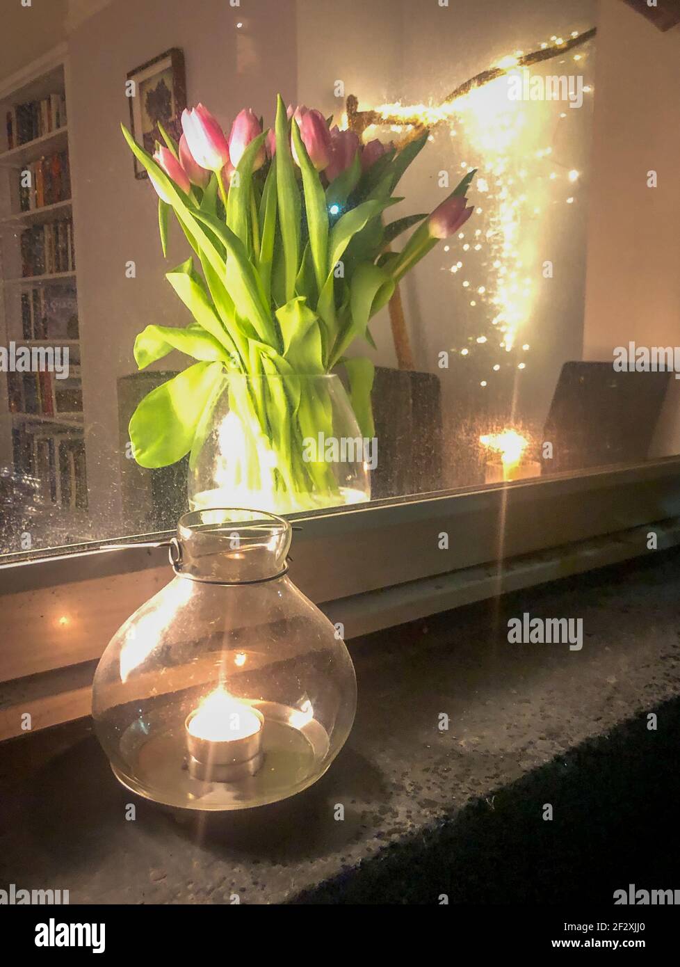Bougies sur le seuil de la fenêtre de la maison à Sheffield à vigile in Mémoire de Sarah Everard Banque D'Images
