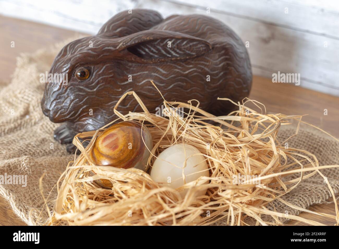 Foyer sélectif d'un lapin de Pâques en bois qui gardait des œufs de vacances pour le plaisir des enfants lors de fêtes religieuses Banque D'Images