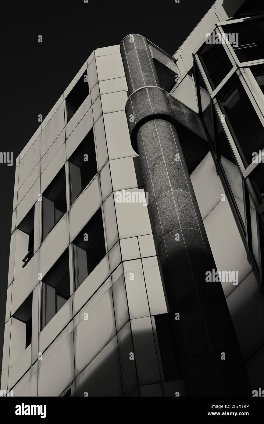 Extérieur noir et blanc monochrome du bâtiment des années 80 avec contraste élevé et dégradé Banque D'Images