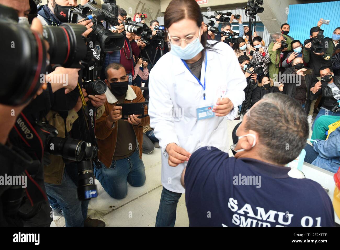 Tunis, Tunisie. 13 mars 2021. Un homme reçoit le vaccin COVID-19 à Tunis, en Tunisie, le 13 mars 2021. La campagne nationale de vaccination contre le COVID-19 a officiellement débuté samedi dans les 25 centres régionaux de Tunisie. Crédit: Adel Ezzine/Xinhua/Alamy Live News Banque D'Images