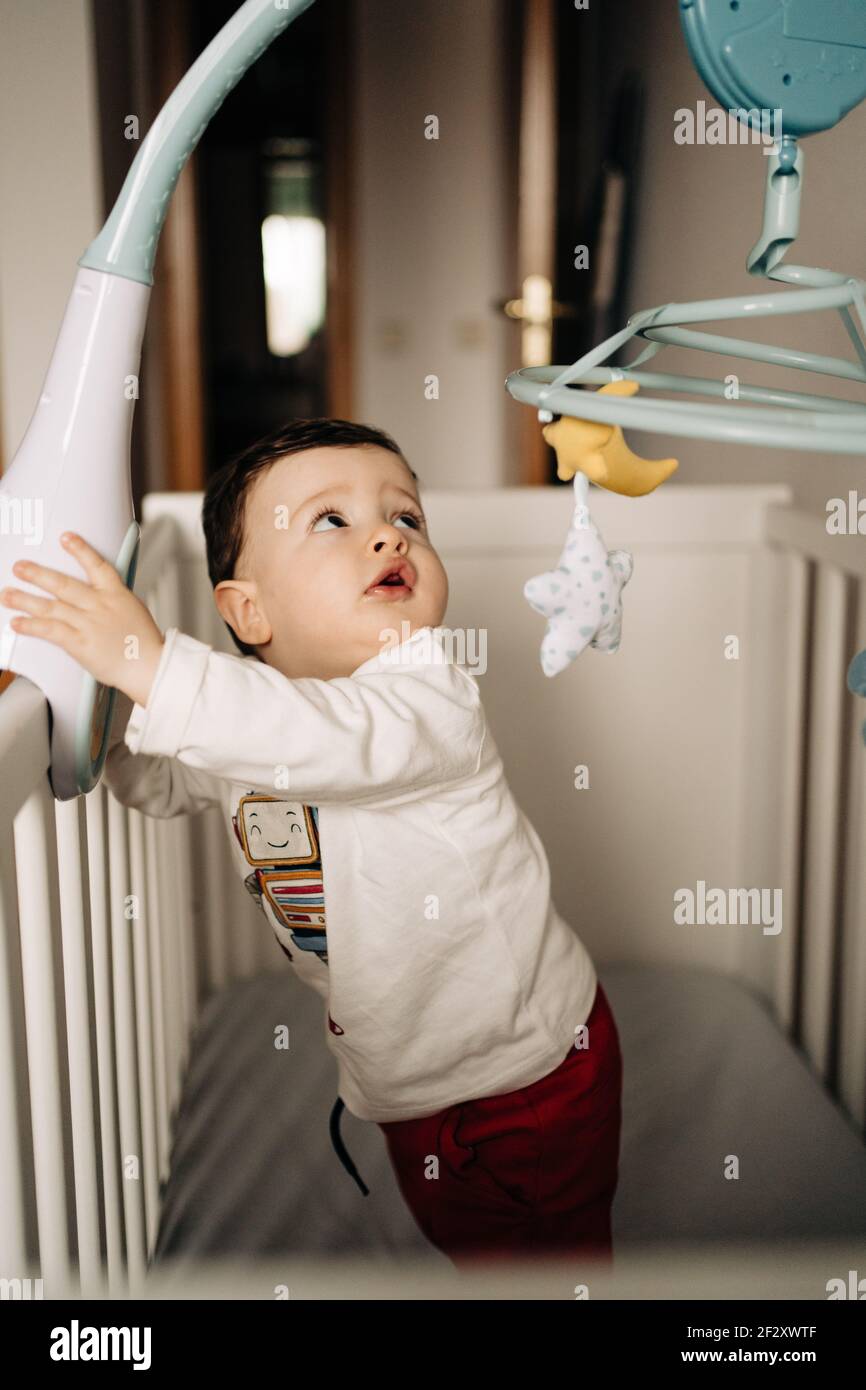 D En Haut Adorable Petit Garcon Debout Dans Un Lit De Bebe Confortable Et Jouer Avec La Chaussure Blanche Photo Stock Alamy D En Haut Adorable Petit Garcon Debout Dans Un Lit De Bebe Confortable Et Jouer Avec La Chaussure Blanche Photo Stock Alamy