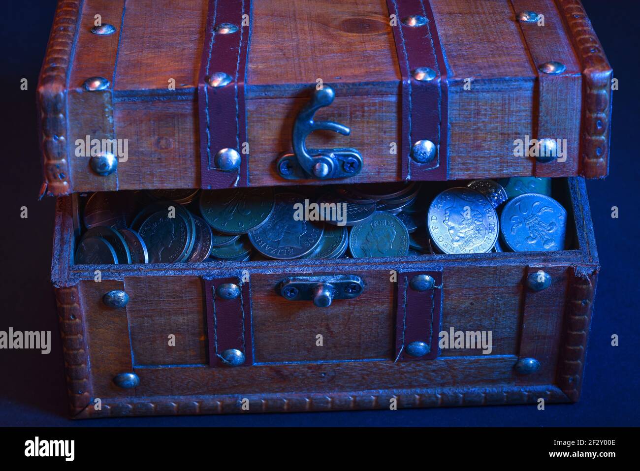 Coffre en bois avec objets de valeur, bitcoins, pnies ou dollars isolés sur  fond sombre Photo Stock - Alamy